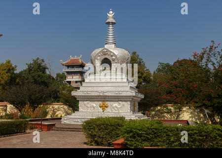 Lumbini, Nepal - Novembre 17, 2016: Stupa al Geden monastero internazionale Austria Tempio a Lumbini, Nepal. Lumbini, luogo di nascita del Signore Buddh Foto Stock