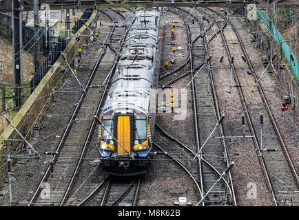 Passeggero Scotrail Treno in avvicinamento alla stazione di Waverley di Edimburgo, in Scozia, Regno Unito Foto Stock