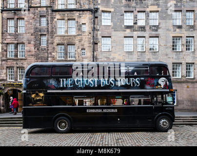 Il Ghost Tours Bus double decker bus sul Royal Mile di Edimburgo, in Scozia, Regno Unito Foto Stock