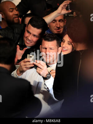 UFC Fighter Michael Bisping pone con i fan all'O2 Arena, Londra. Stampa foto di associazione. Picture Data: sabato 17 marzo, 2018. Vedere PA Storia UFC di Londra. Foto di credito dovrebbe leggere: Simon Cooper/PA FILO Foto Stock