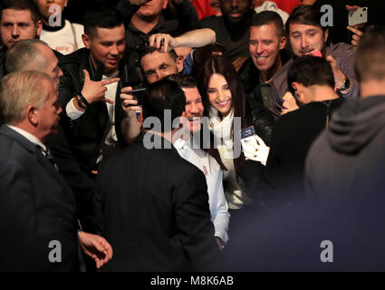 UFC Fighter Michael Bisping pone con i fan all'O2 Arena, Londra. Stampa foto di associazione. Picture Data: sabato 17 marzo, 2018. Vedere PA Storia UFC di Londra. Foto di credito dovrebbe leggere: Simon Cooper/PA FILO Foto Stock