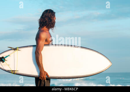 Surfer vicino all'Oceano Indiano Foto Stock