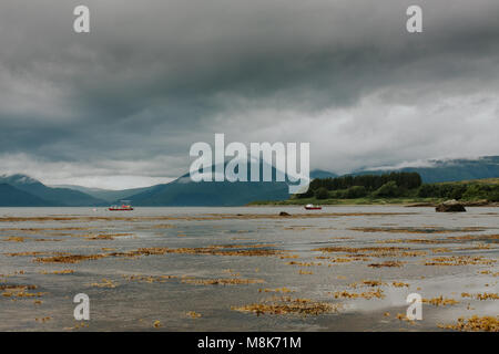 Piccole imbarcazioni sul Loch latch dove Castle Stalker è situato Foto Stock