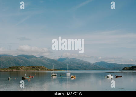 Barche su acque blu cristallo del Loch Linnhe a Port Appin Foto Stock