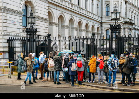 I turisti di fronte all'ingresso sincronizzato al 10 di Downing Street da Whitehall nella City of Westminster, Londra Foto Stock