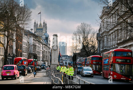 Metropolitan poliziotti stare vigili di fronte a 10 Downing Street su Whitehall, City of Westminster, Londra, Inghilterra, Regno Unito Foto Stock