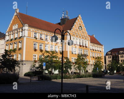 Edificio del municipio e la piazza principale di Cesky Tesin in Repubblica Ceca con cielo blu chiaro nel 2017 waem soleggiata giornata autunnale, in Europa nel mese di ottobre. Foto Stock