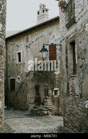 Le strade del borgo medievale di città sulla collina Sermoneta in provincia di Latina, Italia Foto Stock