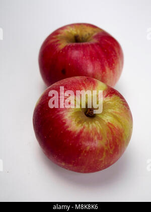 Due isolati akane apple Foto Stock