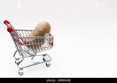 Acquisto di un patate dal supermercato, patata nel carrello, shoping carrello isolato su sfondo bianco Foto Stock