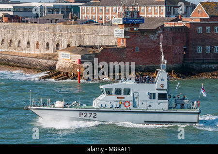 La British Royal Navy P2000 Archer classe imbarcazione di pattuglia, HMS Smiter (P272) lasciando il porto di Portsmouth, UK per la formazione in acque costiere su 26/2/18. Foto Stock