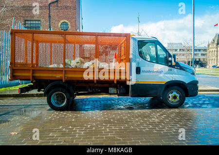 Un piccolo lo smaltimento dei rifiuti veicolo utilizzato per la raccolta di rifiuti da cassonetti per rifiuti in Middlesbrough Town Center Foto Stock