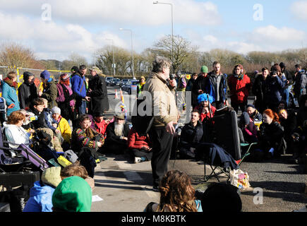 Rivendicare il potere manifestanti fuori la Cuadrilla Fracking Sito su Preston New Road poco Plumpton Blackpool Lancashire England Regno Unito Foto Stock