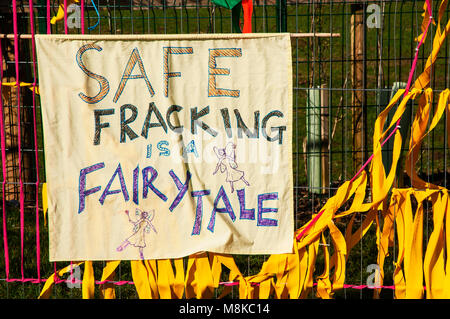 Anti Fracking segno utilizzato dai manifestanti e gli abitanti dei villaggi locali nei villaggi intorno alla zona di Fylde in Lancashire Inghilterra Foto Stock