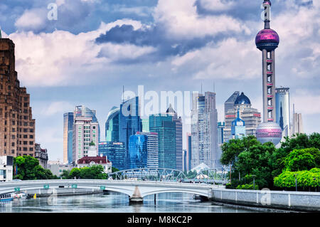 Il 15 luglio 2015. Shanghai, Cina. Il Waibaidu (giardino) e Huqiu ponti stradali oltre il Fiume Wusong (Suzhou Creek) con gli edifici moderni di Lujiaz Foto Stock