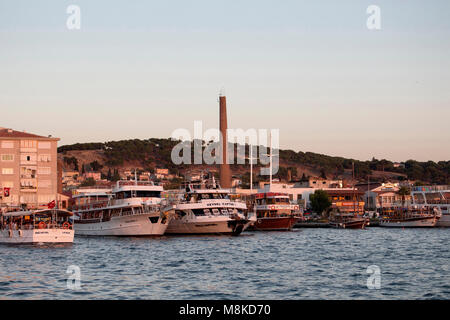 Molte barche ormeggiate a Ayvalik Pier. Foto Stock