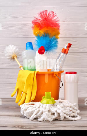 Varietà di prodotti di pulizia nella benna. Foto Stock