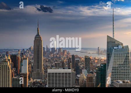 L'Empire state Building dalla terrazza panoramica Top of the Rock sul Rockefeller Center Building, Manhattan, New York Foto Stock