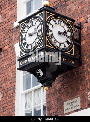 3 grandi di fronte orologio in Bridlington Old Town High Street per celebrare la regina Elisabetta 11 Golden Jubilee 2002, Bridlington, nello Yorkshire, Inghilterra, Regno Unito Foto Stock