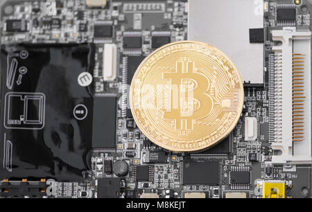 Bitcoin oro su un chip di computer, macro shot. denaro elettronico Foto Stock