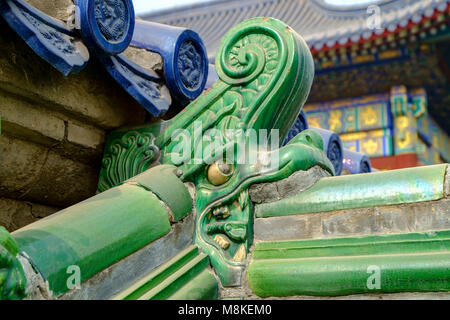 Close-up dettaglio del drago ornamentali caratteristiche sulle tegole del tetto degli edifici presso il Tempio del Cielo a Pechino in Cina. Foto Stock