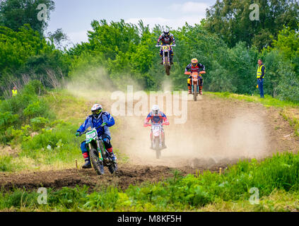 Uzhgorod, Ucraina - 21 Maggio 2017: Extreme enduro MOTO SPORT Rider in azione. Transcarpazia regionale campionato di motocross Foto Stock