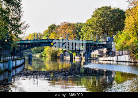 Berlin-Tiergarten il ponte di Lichtenstein ferro passerella pedonale appartenenti allo zoo Foto Stock