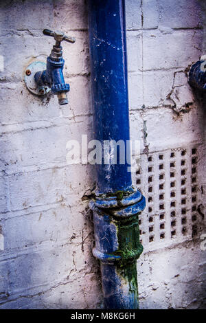 Corroso e tubo di drenaggio esterno rubinetto acqua Foto Stock