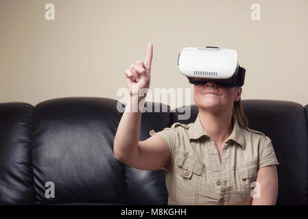 Donna che indossa occhiali per realtà virtuale Foto Stock