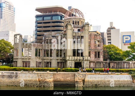Giappone, Hiroshima. Hiroshima Genbaku Dome, la cupola della bomba atomica e le rovine della ex Prefextural Promozione Industriale Hall e il fiume. Meteo a sopraggitto. Foto Stock