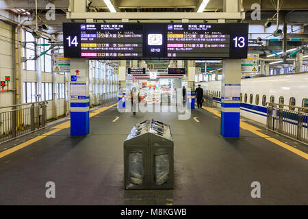 Il Giappone, la stazione di Hiroshima. Vista lungo la linea centrale della piattaforma con shinkansen, bullet train, la serie 700 su un lato. Non occupato, poche persone, Foto Stock