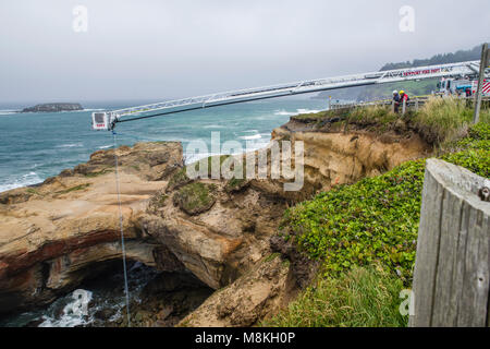 Newport vigili del fuoco conduce un trapano di salvataggio a Devil's Conca Stato Area Naturale. Otter Rock, Oregon Foto Stock