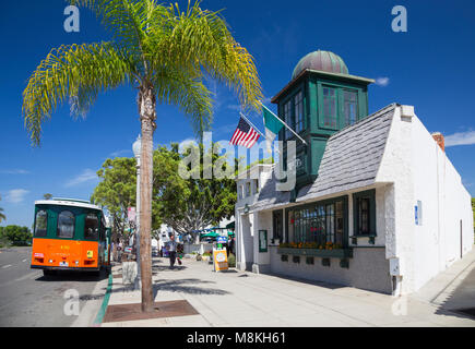 Old Town Trolley Bus fuori McP's Irish Pub & Grill, Orange Avenue, San Diego, California, Stati Uniti d'America Foto Stock