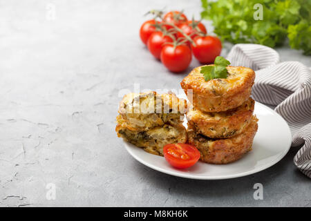 Una sana prima colazione. broccoli morsi di formaggio (Muffin) su cemento grigio sfondo Foto Stock