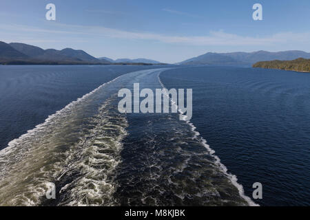 Ketchikan, Alaska: Nave scia la Tongass si restringe. Foto Stock