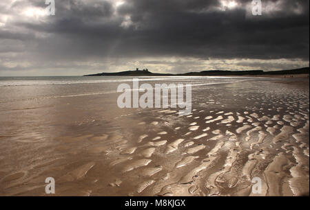 Dunstanburgh Castle & Embleton beach, Northumberland Foto Stock