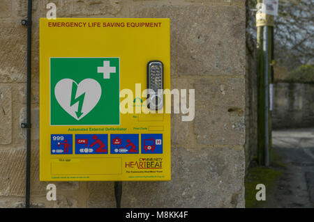 Comunità fiducia Heartbeat defibrillatore installato in Minchinhampton Foto Stock