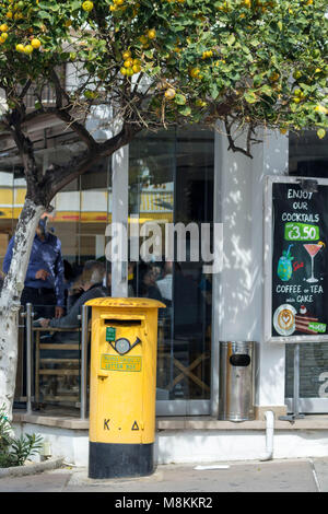 Cassetta postale di Cipro sotto arancio nella zona turistica di Paphos, Cipro, Mediterranea Foto Stock