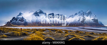 Vestrahorn mountain range e Stokksnes panorama sulla spiaggia, vicino a Hofn, Islanda. Un identificabili fotografo cattura il paesaggio. Foto Stock