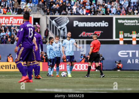 NYCFC vs città di Orlando SC azione allo Yankee Stadium il 17 marzo 2018. NYCFC ha vinto 2-0. Capitano Maxime Chanot (4) parla al rif. Foto Stock