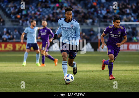 NYCFC vs città di Orlando SC azione allo Yankee Stadium il 17 marzo 2018. NYCFC ha vinto 2-0. Saad Abdul-Salaam (13) dribbling fino al passo. Foto Stock