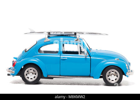 FARO, PORTOGALLO: 1 febbraio, 2018 - blu vintage toy beetle auto modello auto con tavola da surf isolato su uno sfondo bianco. Foto Stock