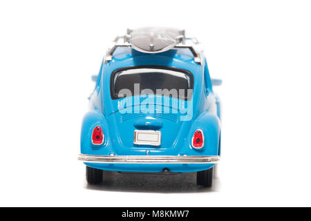FARO, PORTOGALLO: 1 febbraio, 2018 - blu vintage toy beetle auto modello auto con tavola da surf isolato su uno sfondo bianco. Foto Stock