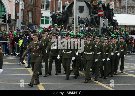 Irish ufficiali dell'Esercito marzo su O'Connell Street. Immagine dal centro della città di Dublino durante il San Patrizio parade come parte dell'annuale San Patrizio Foto Stock