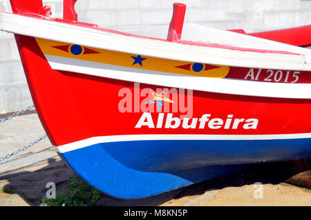 Colorate barche da pesca sulla spiaggia Albufeira Foto Stock