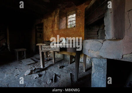 L'interno della vecchia e case abbandonate Foto Stock