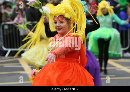 Immagine dal centro della città di Dublino durante il San Patrizio parade come parte dell'annuale Saint Patrick's Festival. San Patrizio è il santo patrono Foto Stock
