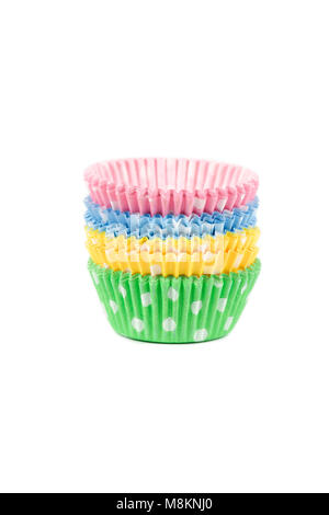 Vuoto cupcake colorati casi isolati su sfondo bianco Foto Stock