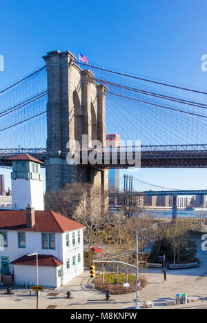 Da anteriore a posteriore, vediamo Brooklyn Ice Cream Company, il Ponte di Brooklyn, Manhattan Bridge Foto Stock