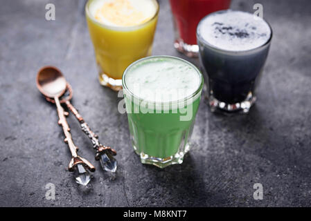 Super colorati lattes con carbone, barbabietole, matcha tè e la curcuma. Messa a fuoco selettiva Foto Stock